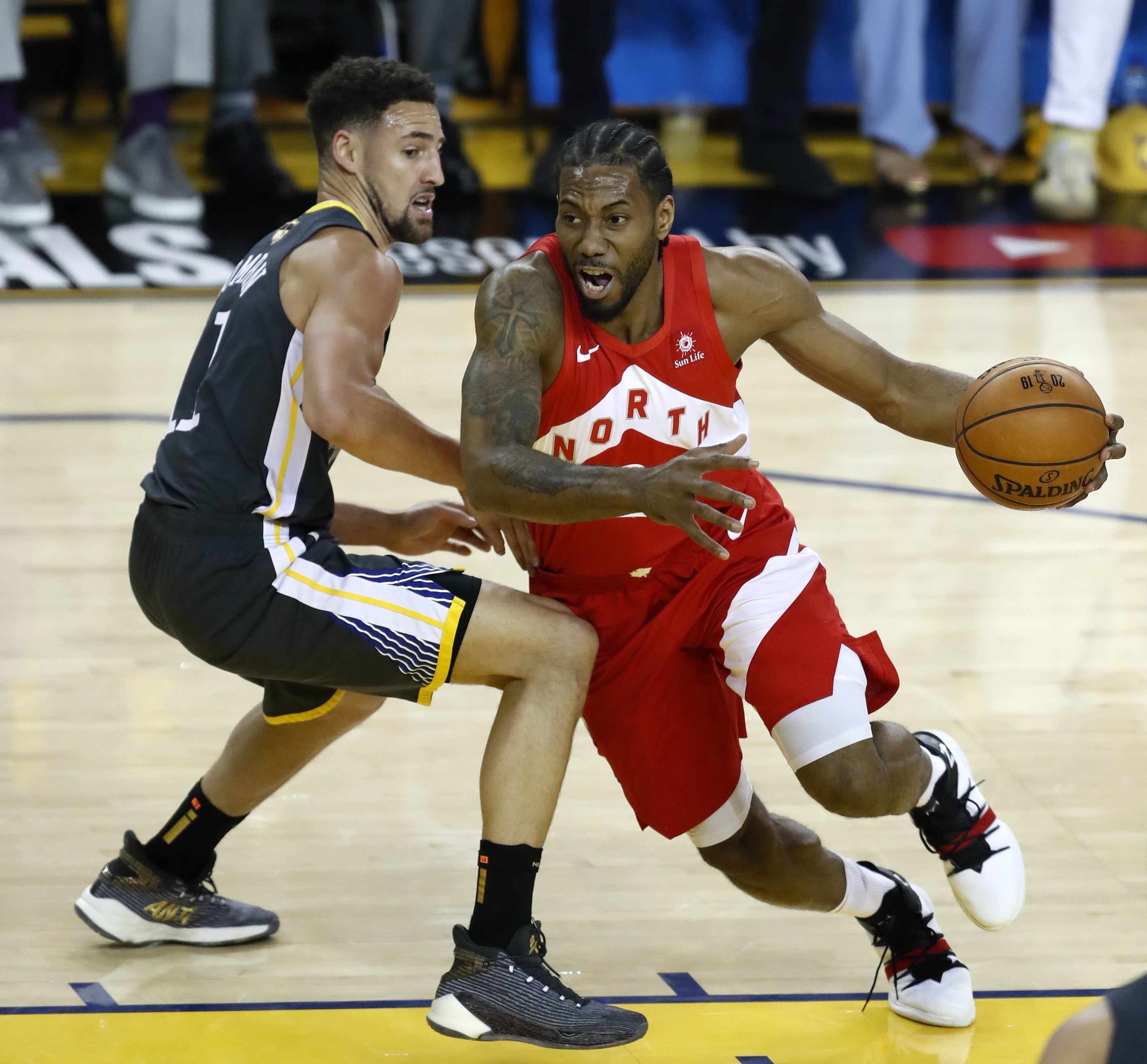 乐鱼体育在线登录-NBA球队抢夺冠军，猛龙队斗志昂扬