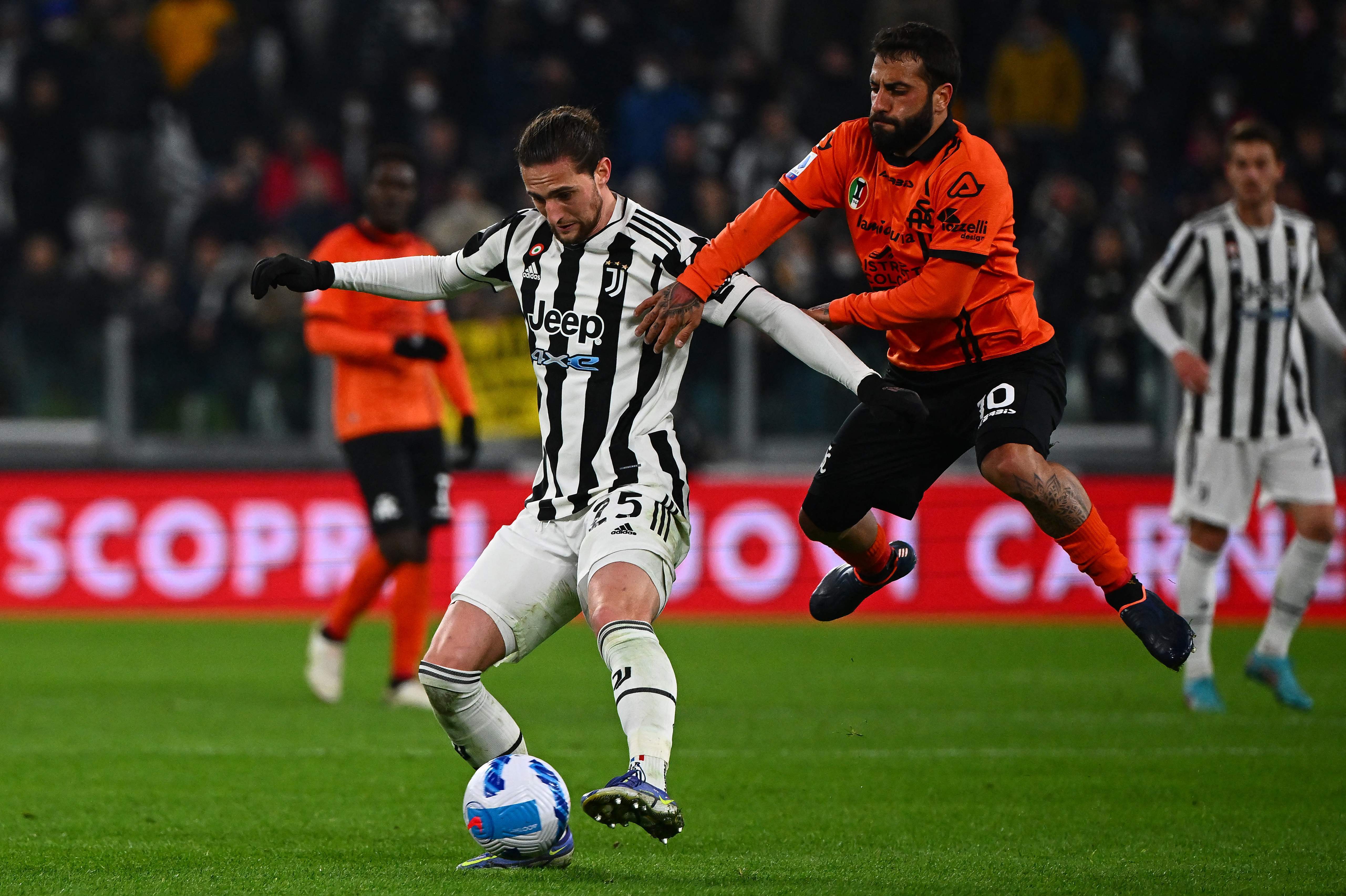 意甲比赛中球迷热情助阵,场面热闹的简单介绍 意甲比赛中球迷热情助阵,场面热闹的简单介绍