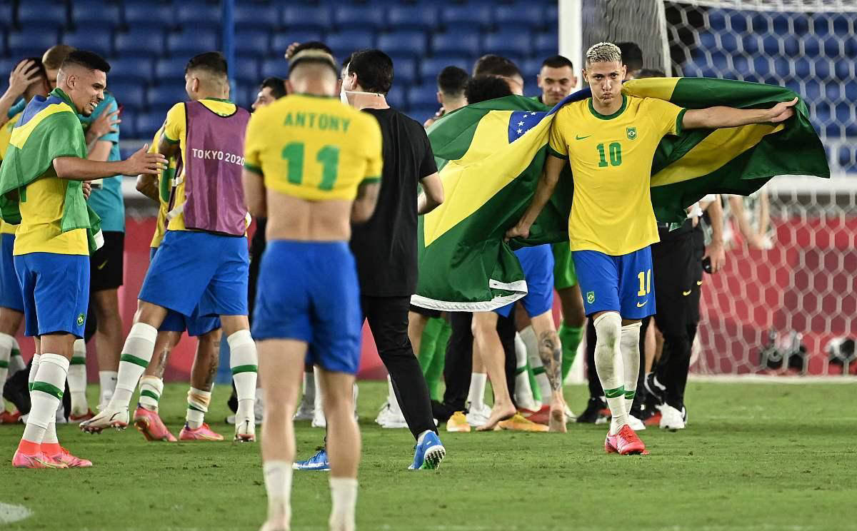 巴西队员在足球赛场上大显身手